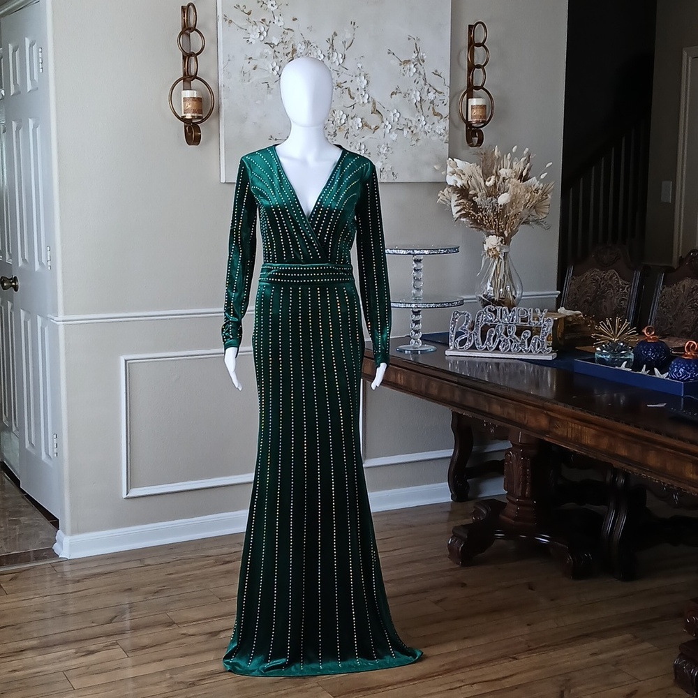 Windsor Elegant Emerald Green Beaded  V-Neck Long Sleeve Evening Gown. Size S - Picture 11 of 17